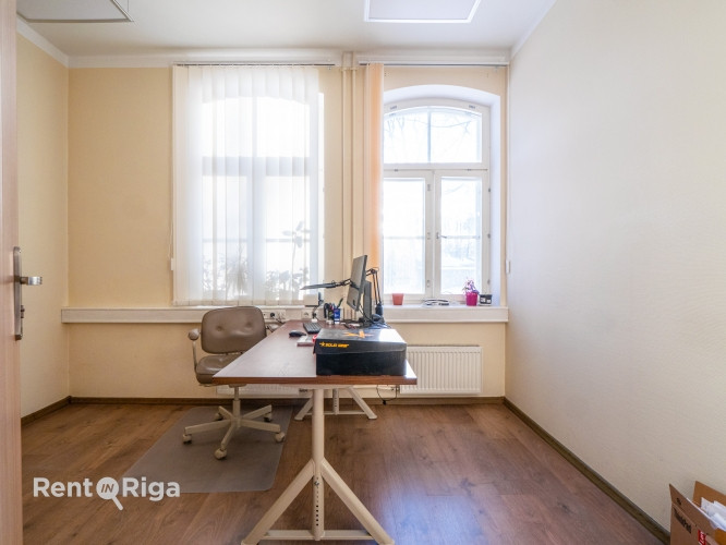 Nomai tiek piedāvāts birojs renovētā ēkā ar stāvvietām un ērtu infrastruktūru.  + Ēkas Rīga - foto 5