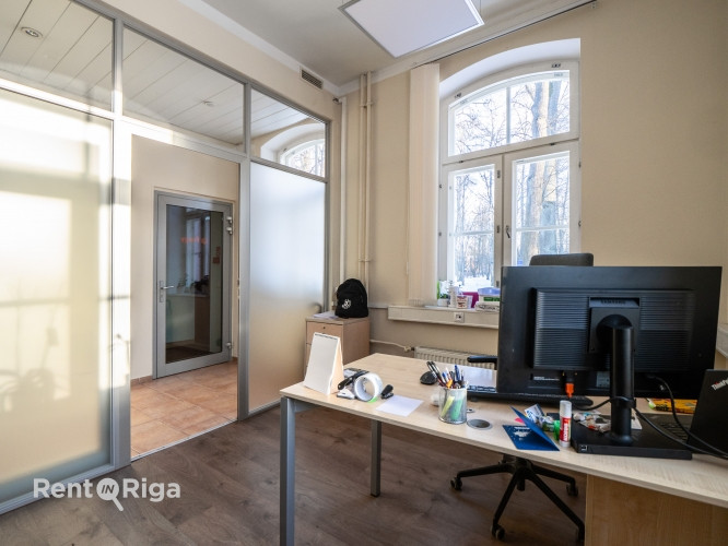 Nomai tiek piedāvāts birojs renovētā ēkā ar stāvvietām un ērtu infrastruktūru.  + Ēkas Rīga - foto 8