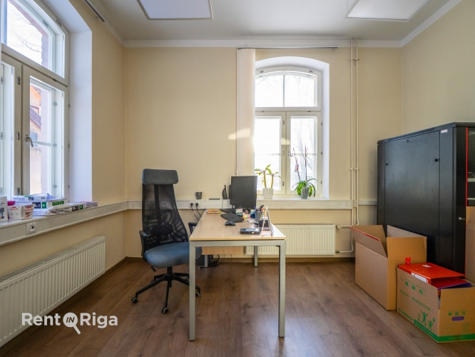 Nomai tiek piedāvāts birojs renovētā ēkā ar stāvvietām un ērtu infrastruktūru.  + Ēkas Rīga - foto 7