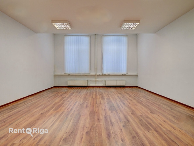 Nomai tiek piedāvāts plašs un funkcionāls birojs renovētā ēkā ar ērtu piekļuvi un Rīga - foto 11