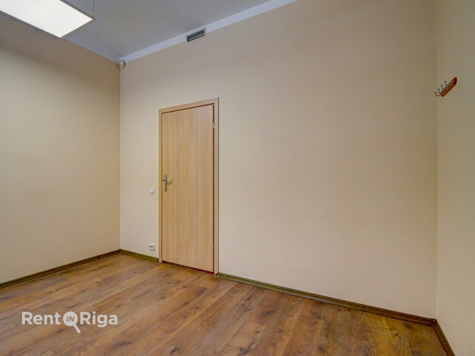 Nomai tiek piedāvāts plašs un funkcionāls birojs renovētā ēkā ar ērtu piekļuvi un Rīga - foto 16