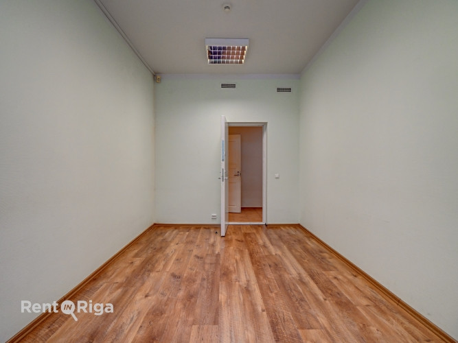 Nomai tiek piedāvāts plašs un funkcionāls birojs renovētā ēkā ar ērtu piekļuvi un Rīga - foto 14