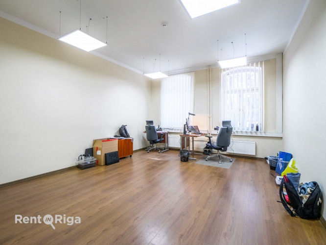Nomai tiek piedāvāts birojs renovētā ēkā ar stāvvietām un ērtu infrastruktūru.  + Ēkas Rīga - foto 3