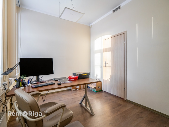 Nomai tiek piedāvāts birojs renovētā ēkā ar stāvvietām un ērtu infrastruktūru.  + Ēkas Rīga - foto 6