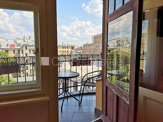 Фасадный дом, вход с улицы, лифт, балкон, студио, кухня объединена с гостинной, Рига - изображение 1