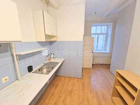 Фасадный дом, реновированный дом, территория обнесена забором, место для машины, Рига