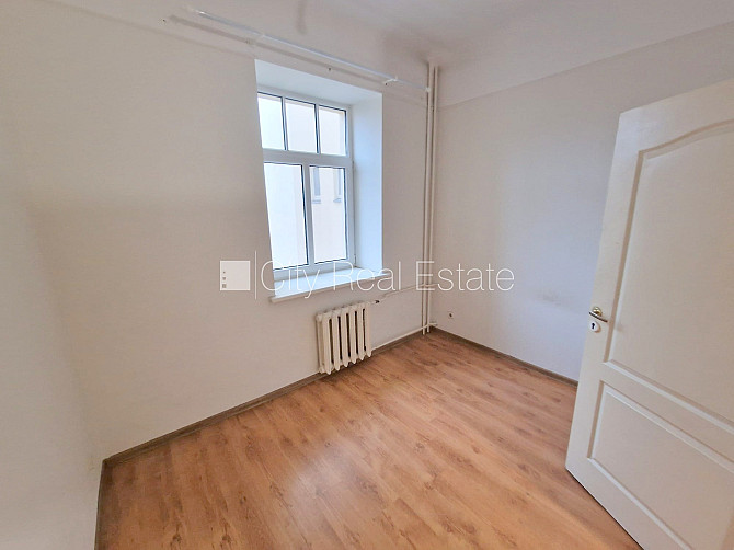 Фасадный дом, реновированный дом, территория обнесена забором, место для машины, Рига - изображение 18