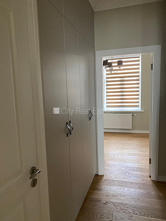 Фасадный дом, закрытый двор, место для машины, вход с улицы, окна выходят во двор, Рига - изображение 10