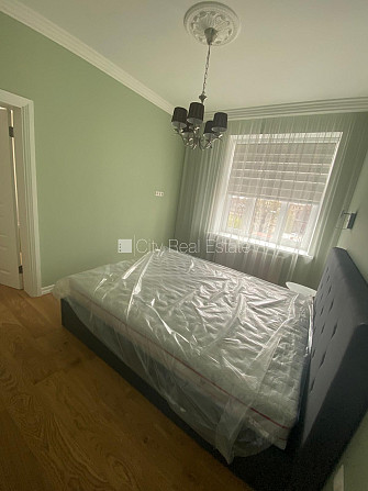 Фасадный дом, закрытый двор, место для машины, вход с улицы, окна выходят во двор, Рига - изображение 9