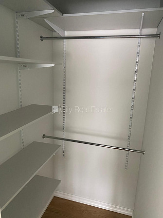 Фасадный дом, закрытый двор, место для машины, вход с улицы, окна выходят во двор, Рига - изображение 14