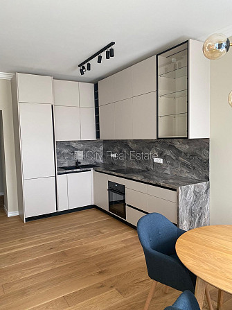 Фасадный дом, закрытый двор, место для машины, вход с улицы, окна выходят во двор, Рига - изображение 6