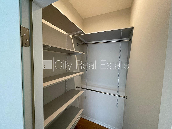 Фасадный дом, закрытый двор, место для машины, вход с улицы, окна выходят во двор, Рига - изображение 13