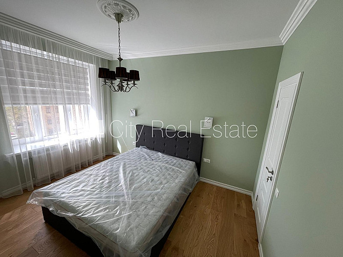 Фасадный дом, закрытый двор, место для машины, вход с улицы, окна выходят во двор, Рига - изображение 8