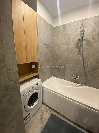 Фасадный дом, закрытый двор, место для машины, вход с улицы, окна выходят во двор, Рига - изображение 15