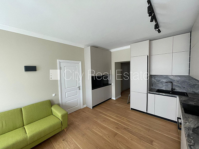 Фасадный дом, закрытый двор, место для машины, вход с улицы, окна выходят во двор, Рига - изображение 2