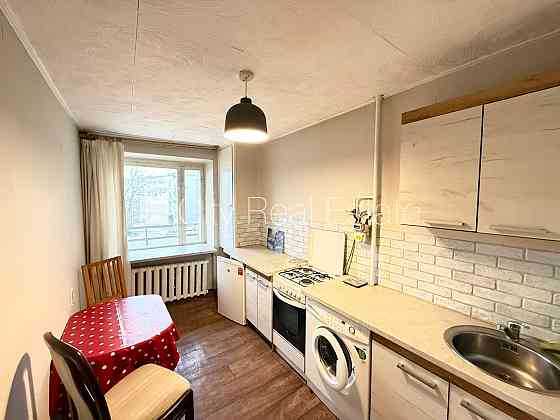 Дом во дворе, благоустроенная озеленённая территория, места для нескольких Rīga