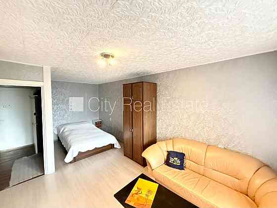 Дом во дворе, благоустроенная озеленённая территория, места для нескольких Rīga