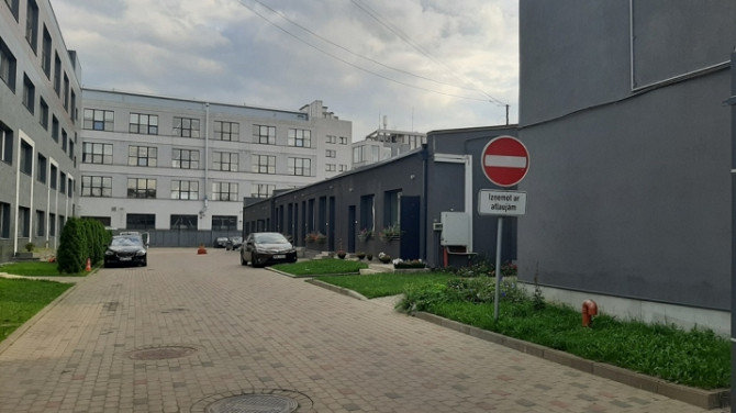 Tiek izīrēts mēbelēts studio tipa dzīvoklis divos līmeņos.   Visā ēkā un dzīvoklī Rīga - foto 9