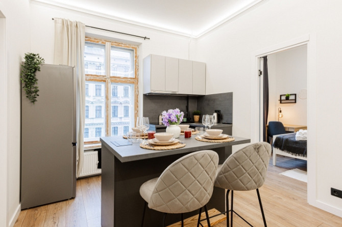 Pieejams ekskluzīvs dzīvoklis īstermiņa īrei Merķeļa ielā 8. Dzīvoklis ir pilnībā Rīga - foto 2