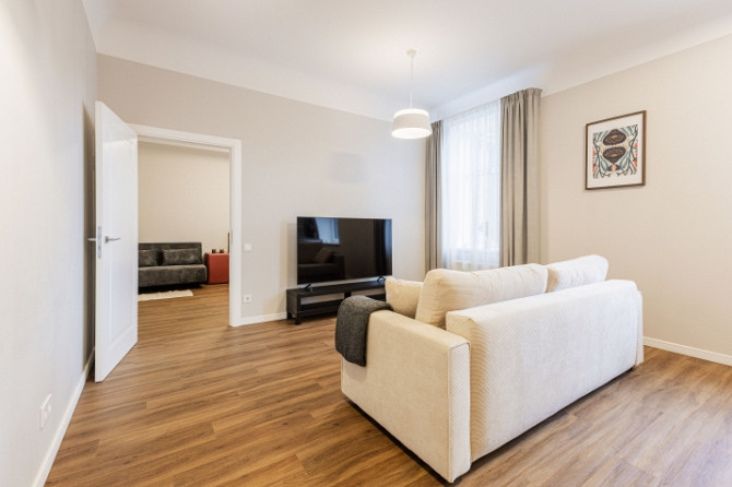 ieejams 2 istabu dzīvoklis Dzirnavu ielā, pašā Rīgas centrā. Aktīva apkārtne, taču Rīga - foto 4