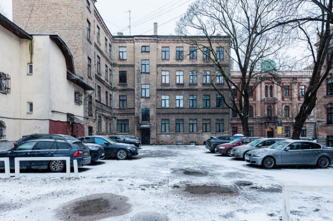 ieejams 2 istabu dzīvoklis Dzirnavu ielā, pašā Rīgas centrā. Aktīva apkārtne, taču Rīga - foto 1