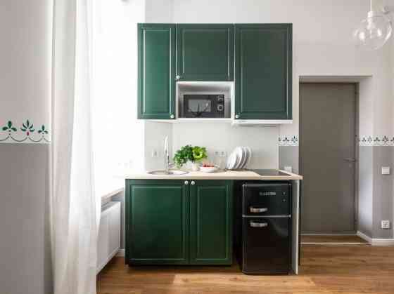 Студия доступна для краткосрочной аренды. Квартира полностью меблирована и Rīga