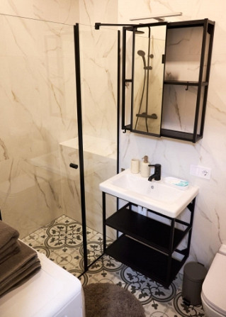 Pieejams 2 istabu dzīvoklis Dzirnavu ielā, pašā Rīgas centrā. Aktīva apkārtne, taču Rīga - foto 7