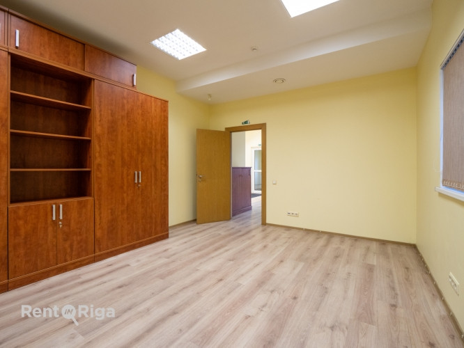 Reta iespēja īrēt telpas klusajā centrā, parka zonā, ar ērtu autostāvvietu, Kr. Barona un Rīga - foto 8