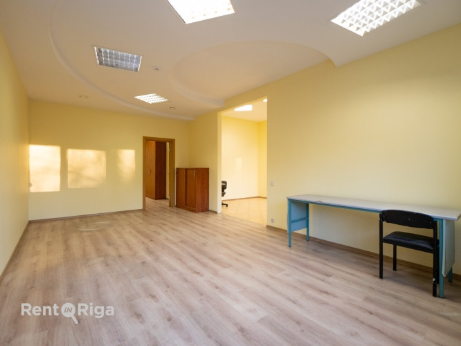 Reta iespēja īrēt telpas klusajā centrā, parka zonā, ar ērtu autostāvvietu, Kr. Barona un Rīga - foto 6