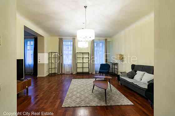 Фасадный дом, реновированный дом, благоустроенный озеленённый двор, закрытый Рига