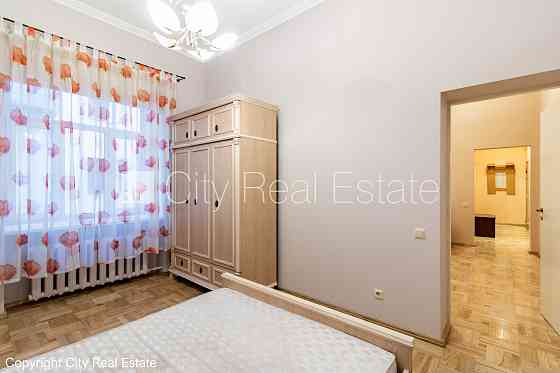 Фасадный дом, реновированный дом, вход с улицы, окна выходят на улицу, Рига