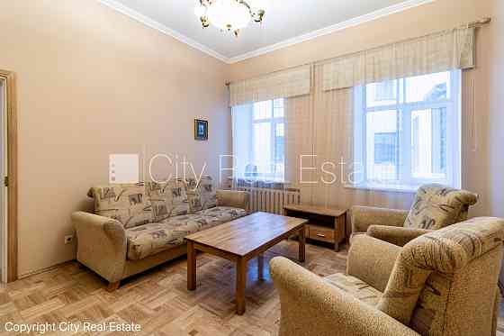 Фасадный дом, реновированный дом, вход с улицы, окна выходят на улицу, Рига