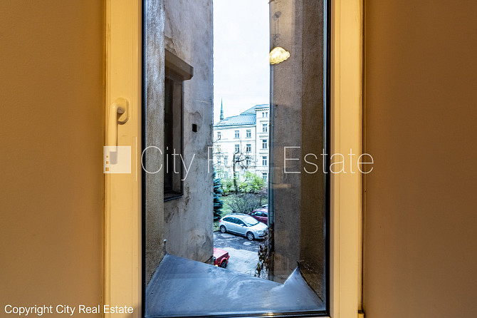 Фасадный дом, реновированный дом, вход с улицы, окна выходят на улицу, Рига - изображение 13