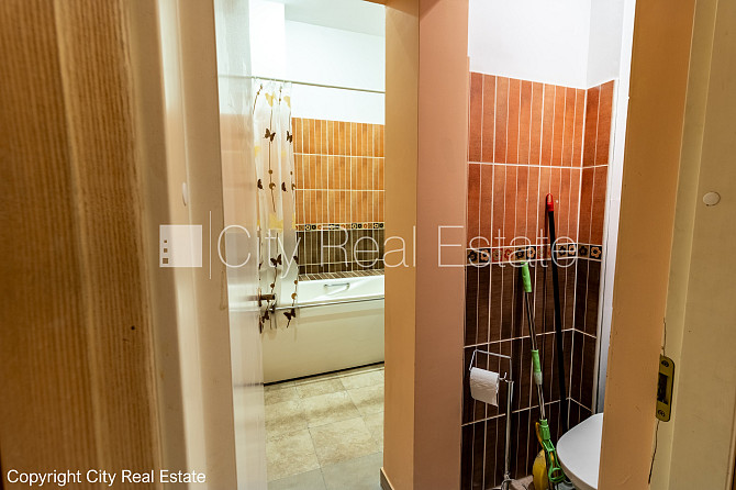 Фасадный дом, реновированный дом, вход с улицы, окна выходят на улицу, Рига - изображение 19