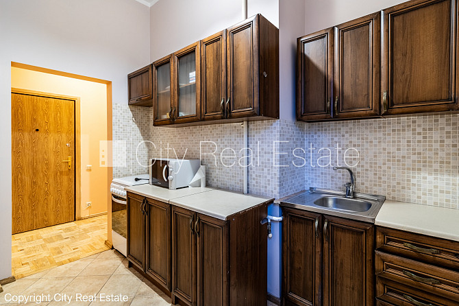 Фасадный дом, реновированный дом, вход с улицы, окна выходят на улицу, Рига - изображение 14