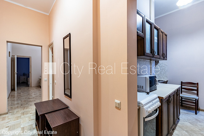 Фасадный дом, реновированный дом, вход с улицы, окна выходят на улицу, Рига - изображение 9