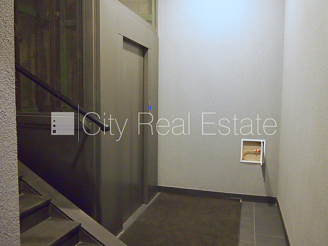 Fasādes māja, renovēta māja, ieeja no pagalma, luksuss apartamenti , ir lifts, kāpņu telpa Rīga - foto 9