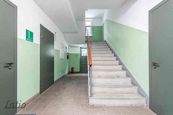 Pārdod mēbelētu un ar sadzīves tehniku aprīkotu vienistabas dzīvokli 2021.gadā būvētā mūra ēkā ar ko Рига