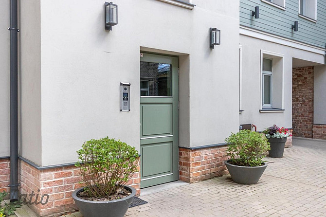 Pārdod mēbelētu un ar sadzīves tehniku aprīkotu vienistabas dzīvokli 2021.gadā būvētā mūra ēkā ar ko Рига - изображение 2