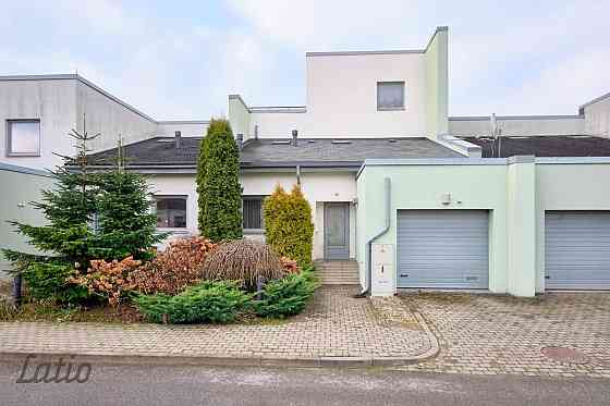 Piedāvājam iegādei kvalitatīvu rindu māju ar sakoptu un apzaļumotu teritoriju, mierīgā privātmāju ap Рига