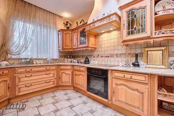 Piedāvājam iegādei kvalitatīvu rindu māju ar sakoptu un apzaļumotu teritoriju, mierīgā privātmāju ap Рига