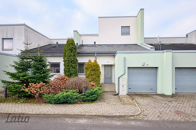 Piedāvājam iegādei kvalitatīvu rindu māju ar sakoptu un apzaļumotu teritoriju, mierīgā privātmāju ap Рига - изображение 1