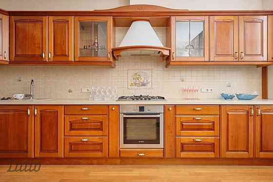 Piedāvājam iegādei kvalitatīvu privātmāju ar sakoptu un apzaļumotu teritoriju, klusā privātmāju apbū Рига