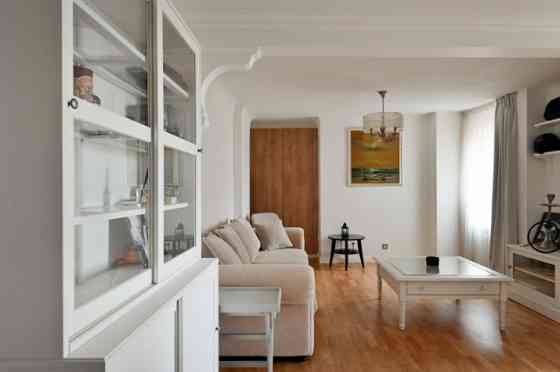 Izīrē mājīgu 2 istabu dzīvokli pašā Rīgas Centrā!  Saulains dzīvoklis kura logi ir vērsti uz pagalma Рига