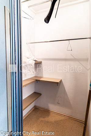 Фасадный дом, место для машины, вход с улицы, лифт, лоджия 4 м2, изолированная Рига - изображение 17