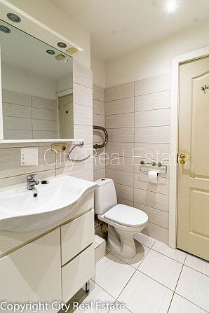 Фасадный дом, место для машины, вход с улицы, лифт, лоджия 4 м2, изолированная Рига - изображение 15