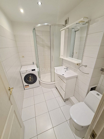 Фасадный дом, место для машины, вход с улицы, лифт, лоджия 4 м2, изолированная Рига - изображение 13