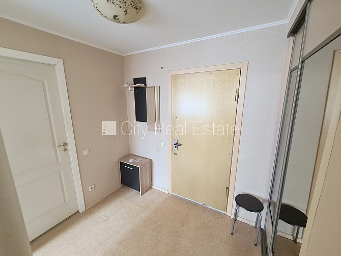 Фасадный дом, место для машины, вход с улицы, лифт, лоджия 4 м2, изолированная Рига - изображение 11