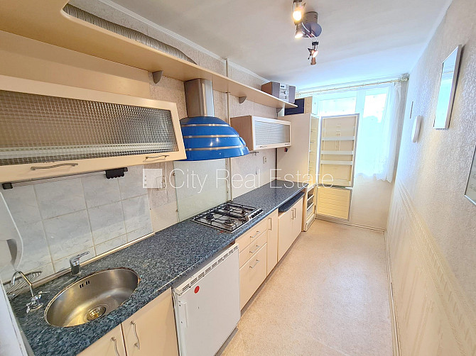 Фасадный дом, место для машины, вход с улицы, лифт, лоджия 4 м2, изолированная Рига - изображение 8