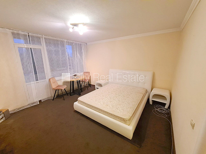 Фасадный дом, место для машины, вход с улицы, лифт, лоджия 4 м2, изолированная Рига - изображение 3